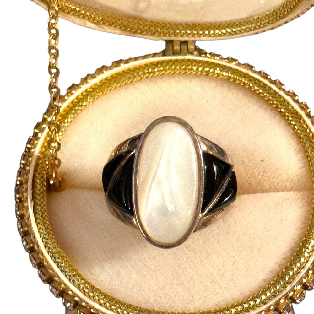Lovely vintage 1990s DTR Jay King southwestern MOP & Black onyx ring